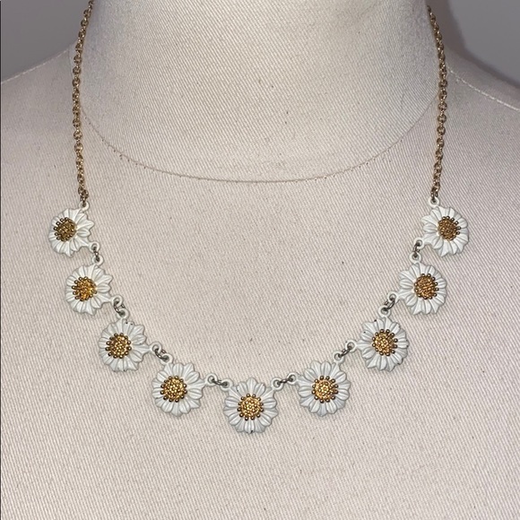 White daisy necklace - Picture 2 of 3